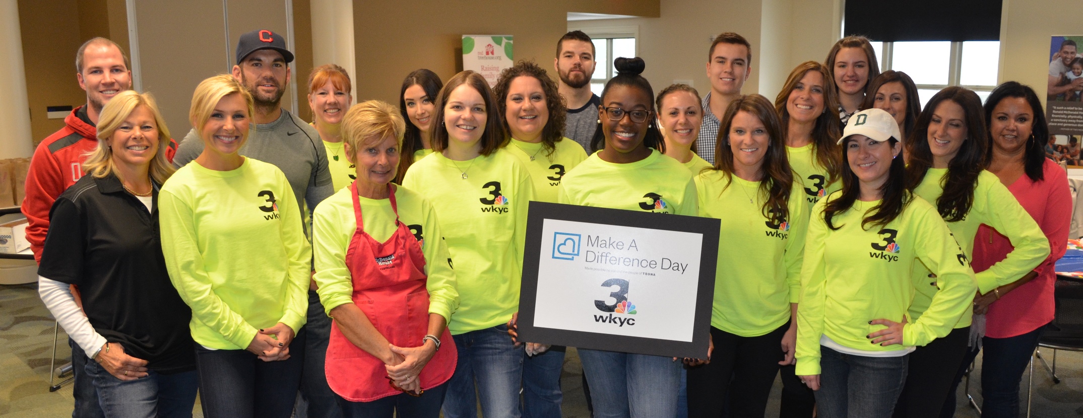 Group photo of WKYC emlloyee volunteers.